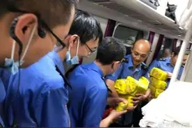因暴雨滞留郑州40多个小时 K226次列车上的慌乱与温情图片
