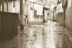 尽快让回迁居民实现安居梦！二环“龙须沟”曾经一块木板隔三代，出趟门得全副武装图片