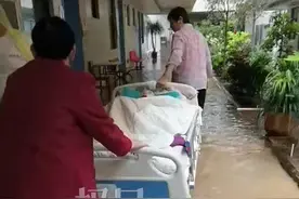 河南辉县一家医院被淹，院长：积水深达两米，院内600多人安全，缺乏物资图片