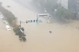 大学生视频记录郑州积水上涨过程：拍摄时看到人们之间的互助视频封面