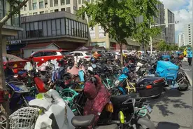 人行道停满后占非机动车道，上海这个区域电瓶车失控怎么破？视频封面