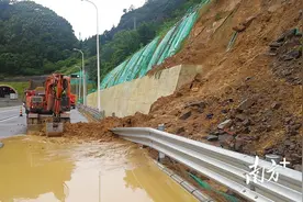 日夜轮班不停歇！阳江交通运输部门全力修复受灾公路图片