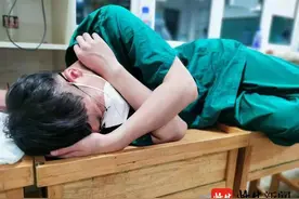 脱掉防护服就地躺倒，辛苦了图片