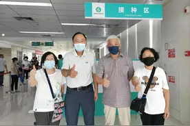 中山市侨联新侨服务中心协助侨届群众接种疫苗图片