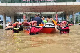 江苏消防全力营救疏散郑州阜外华中心血管病医院被困人员图片