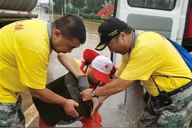 长江救援志愿队：“河南人民为我们‘加油’，湖北为河南加油！”图片