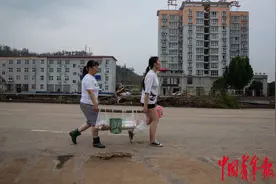 暴雨后的米河镇生活：水电仍待恢复 村民积极自救图片