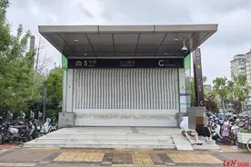 郑州地铁5号线6名失联者家属在警方陪同下进入地铁站寻人：对着隧道呼喊，没有回应图片