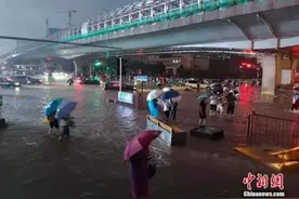 消防员忆郑州地铁惊险营救：水像黄河一样往地铁站里灌图片