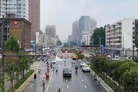 积水最深13米的郑州京广路隧道还在抽排，失联少年父母深夜等待图片