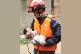 消防员抱小朋友可以有多温柔图片