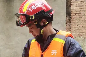 消防员抱小朋友可以有多温柔图片