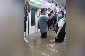 防汛救灾进行时·凡人英雄｜情侣都放开了彼此的手让女生先走图片