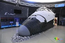 捷克天文馆展示航天飞机1:1复制品 科技感十足图片