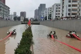 直击郑州市区隧道排水：5台“龙吸水”昼夜不停机图片