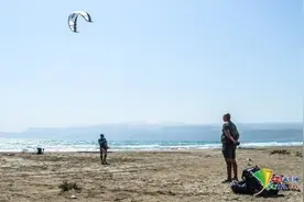 土耳其地中海风景优美 女子顶着大风冲浪图片