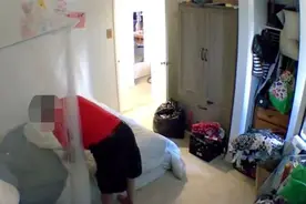 加拿大女孩离开公寓后查看监控 发现房东私闯房间闻她的枕头图片