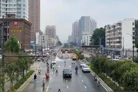 积水最深13米的郑州京广路隧道还在抽排，失联少年父母深夜等待图片