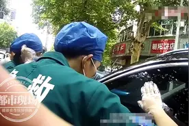 小车没熄火突然停在路上，警察看了里面的司机决定破窗图片
