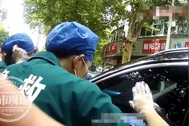 小车没熄火突然停在路上，警察看了里面的司机决定破窗图片