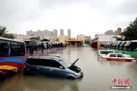 汽车被暴雨淹了，保险赔不赔？图片