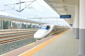 龙山北站增开动车组列车直达重庆、成都图片
