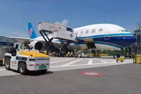 南航A380“空中巨无霸”重回大兴机场，投入往返广州白云航班图片