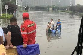「特写」开着铲车去救人：大水锁城下的新乡救援细节图片