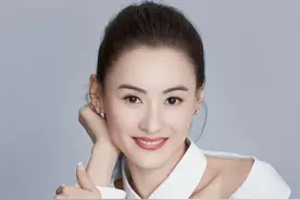张柏芝一袭白衣满脸甜笑状态好 皮肤白皙似少女图片
