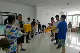 场面震撼！郑州市民自觉排成百米长队接力搬运救援物资图片