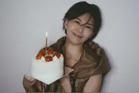 孙燕姿晒照为自己庆生 手捧蛋糕面露幸福笑容图片