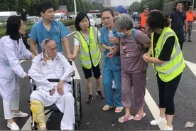 滨河国际新城志愿者与群众风“豫”同“州”一起抗图片
