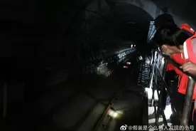 壹现场丨郑州地铁5号线仍有乘客失联 他们的家属正在现场等待图片