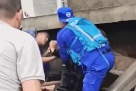 郑州女婴被埋一天一夜获救，母亲遇难时保持托举姿势图片