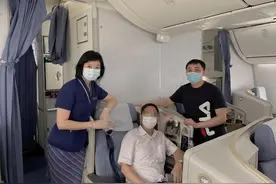 点赞！飞机上一男子突发腹痛 海南医生万米高空紧急救人图片