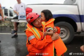 小女孩被救后亲吻消防员叔叔致谢图片