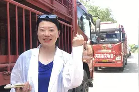 去年保卫“热干面”今年守护“胡辣汤”“卡姐”罗莉筹集40余万元爱心物资发往河南图片