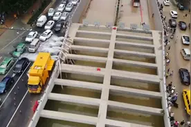 航拍郑州京广北路隧道：多台水泵持续抽水，积水逐步消退视频封面