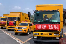 感恩四川驰援，郑州最大居民小区上演“投喂接力赛”（多图直击）图片