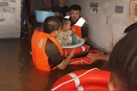 谢谢你为河南冲锋！防汛抢险现场，小女孩向子弟兵敬礼图片