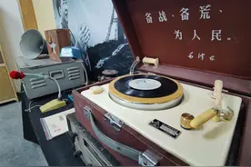 岁月留声 七旬老人收藏千台收音机图片