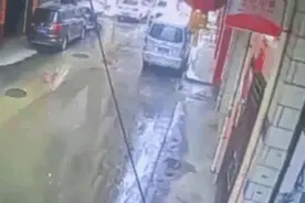 揪心！东莞一男童突然从巷子冲出，直接撞上小车...图片