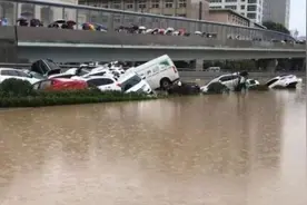 郑州京广隧道幸存者：出口堵车水瞬间涌来图片