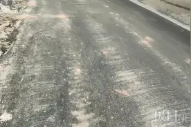 刚修好不到1个月的路面被挖掘机履带“啃”破，市民表示很担忧图片