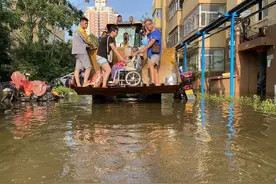新乡九旬老人受困，救兵开大铲车“乘风破浪”来了图片