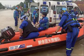 周到记者郑州报道 | 民间救援力量：路虽崎岖，一路逆行图片