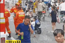 “叔叔，敬礼”！当小可爱遇上可爱的人：仰头有英雄，俯身有未来图片