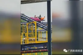 广西一游乐场过山车半道突然停下，小女孩被困！园方：正常现象图片