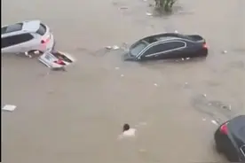 郑州京广路隧道洪流中，他勇救多人：大部分人都弃车逃生了图片