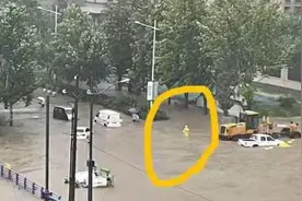 郑州外卖哥水里漂仍握顾客中药，救人大叔问“啥时候还不扔”视频封面